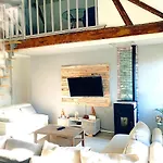 Holiday home Magnifique Batisse Champenoise, Jardins, Billards, Parking *