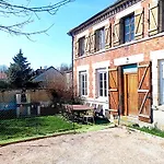 Holiday home Magnifique Batisse Champenoise, Jardins, Billards, Parking
