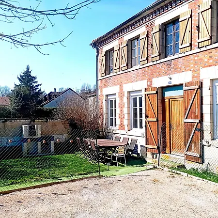 Holiday home Magnifique Batisse Champenoise, Jardins, Billards, Parking